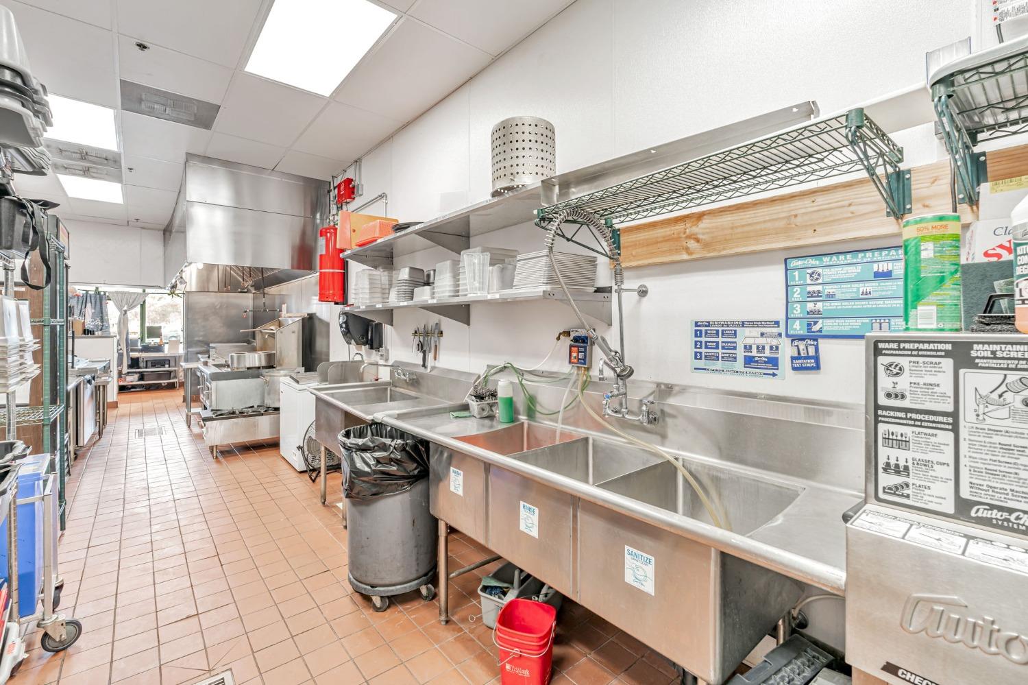 1050 W Monte Vista Ave, Turlock, CA 95382