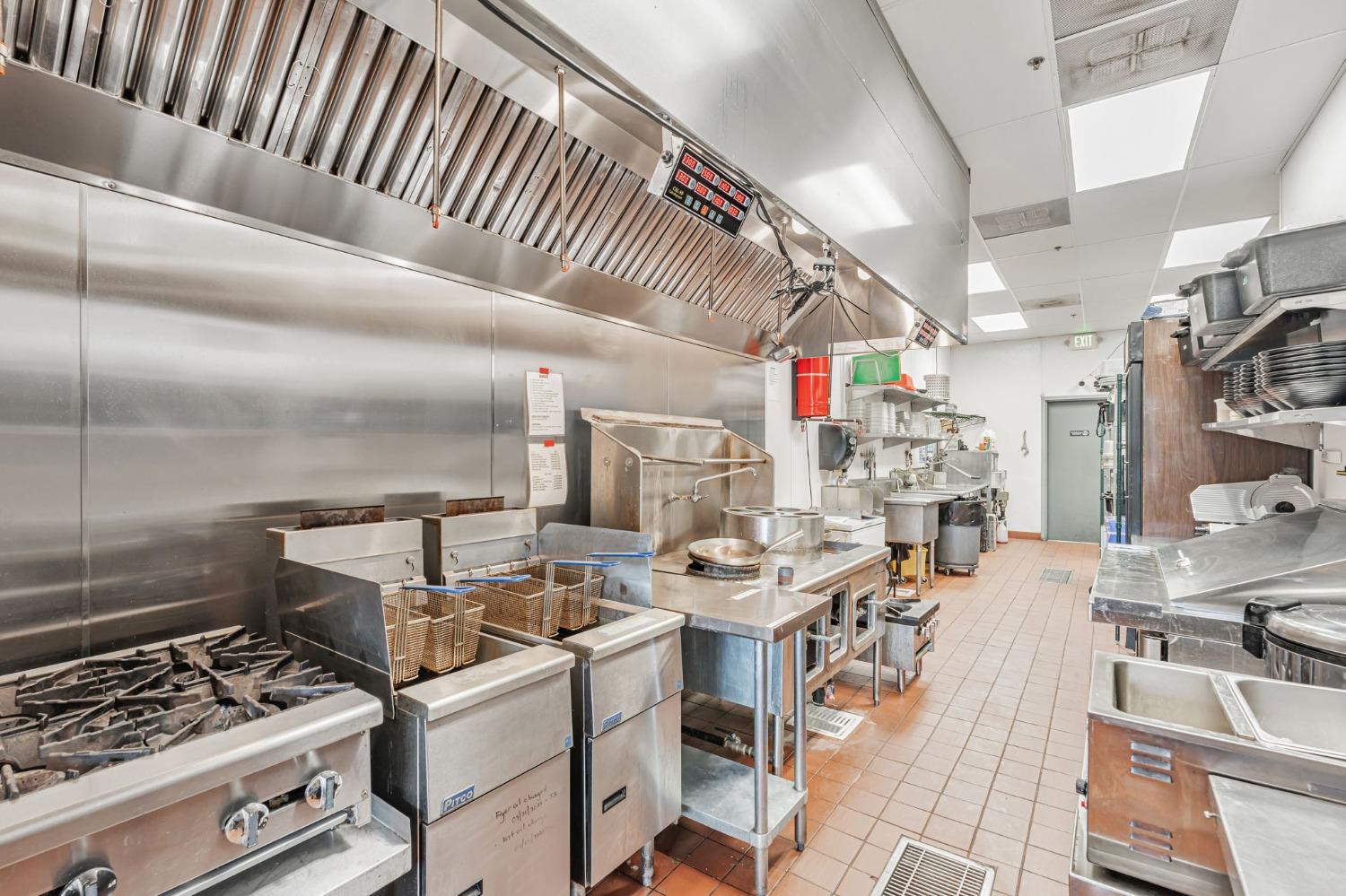 1050 W Monte Vista Ave, Turlock, CA 95382