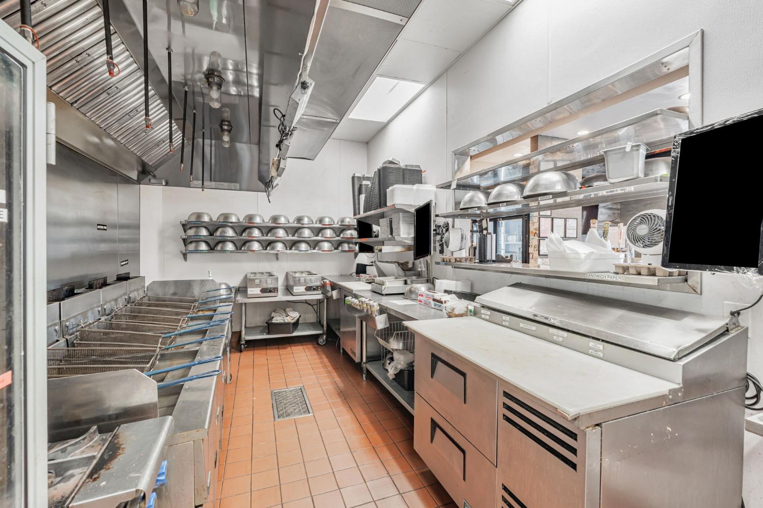 1050 W Monte Vista Ave, Turlock, CA 95382