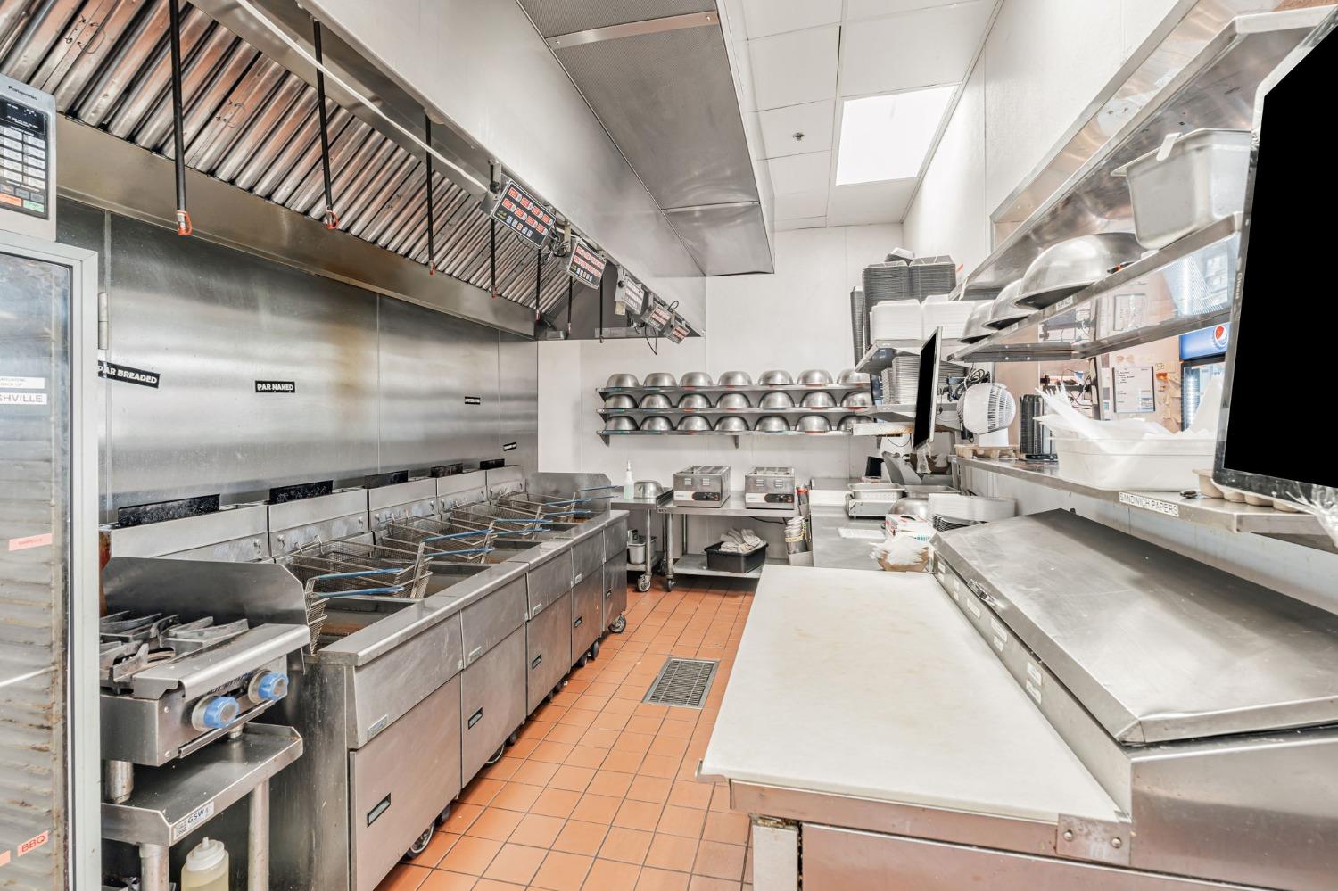 1050 W Monte Vista Ave, Turlock, CA 95382