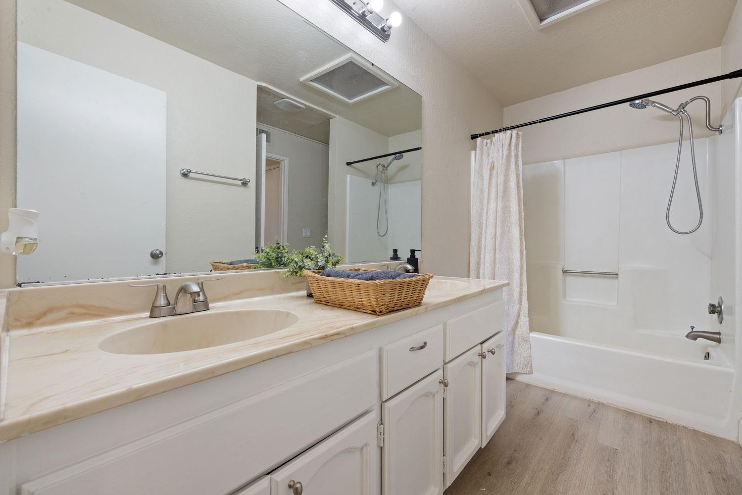 1118 Cedar Creek Dr #85, Modesto, CA 95355