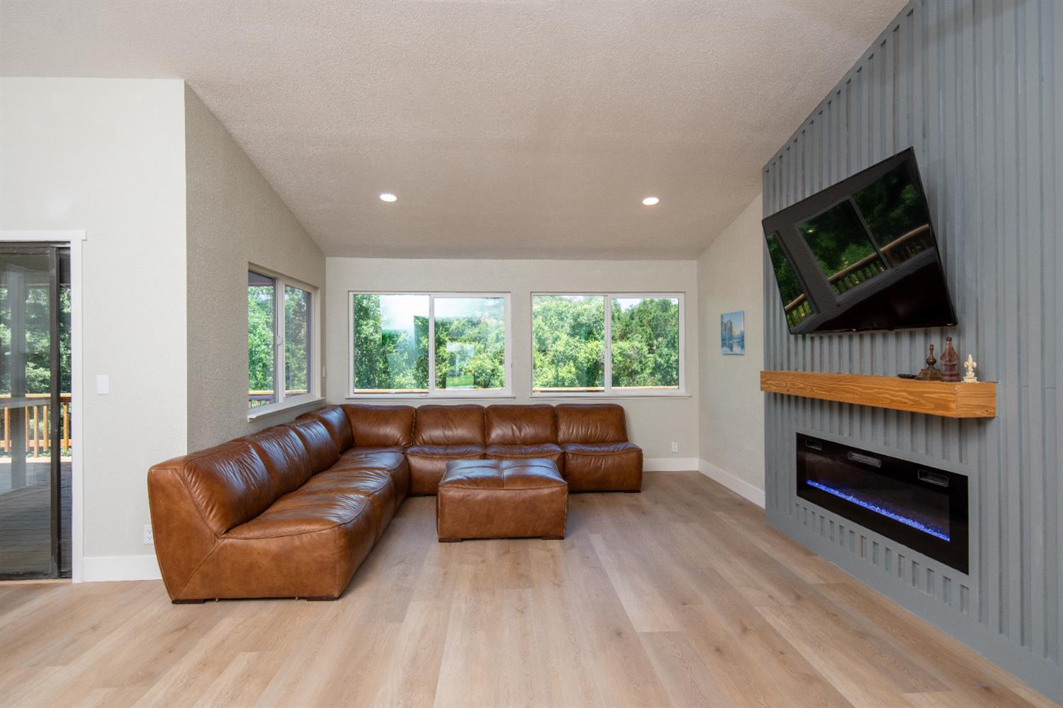 892 River Bluff Dr, Oakdale, CA 95361