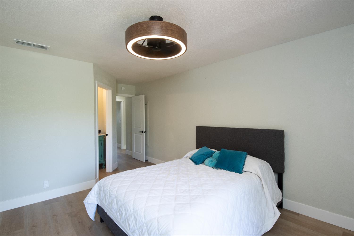 892 River Bluff Dr, Oakdale, CA 95361