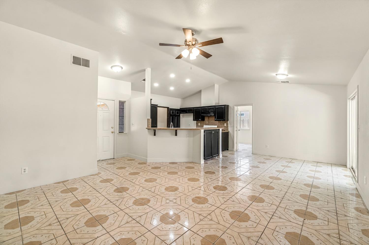 5140 E Belgravia Ave, Fresno, CA 93725