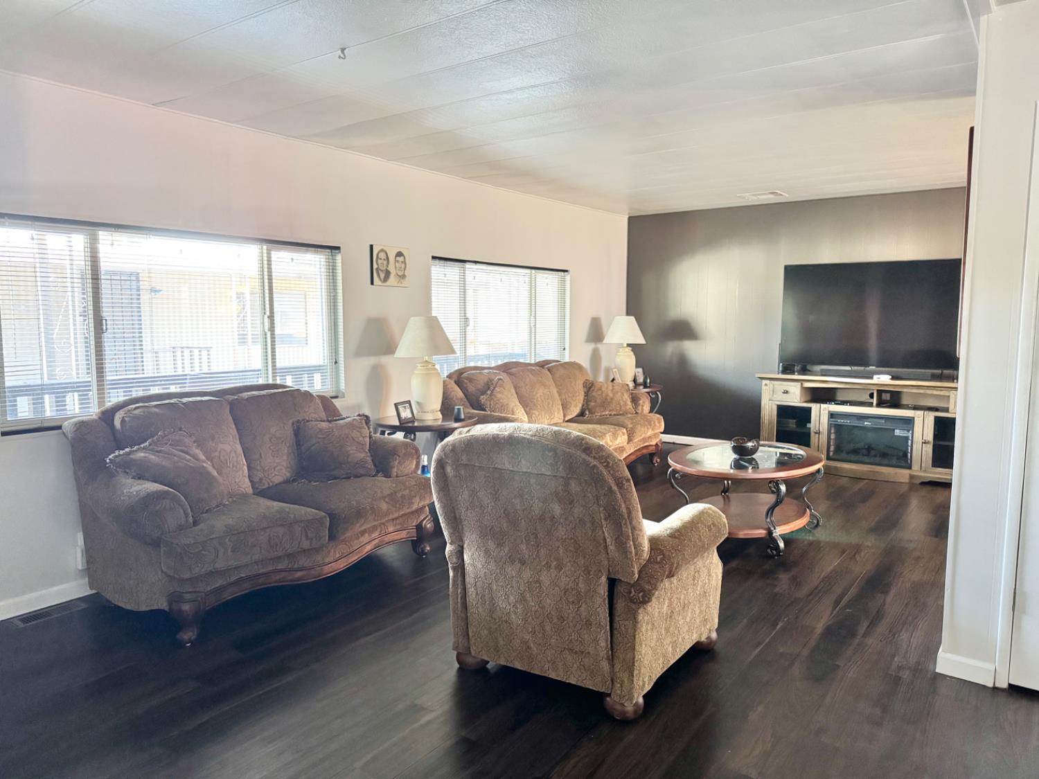 2621 Prescott Rd #242, Modesto, CA 95350