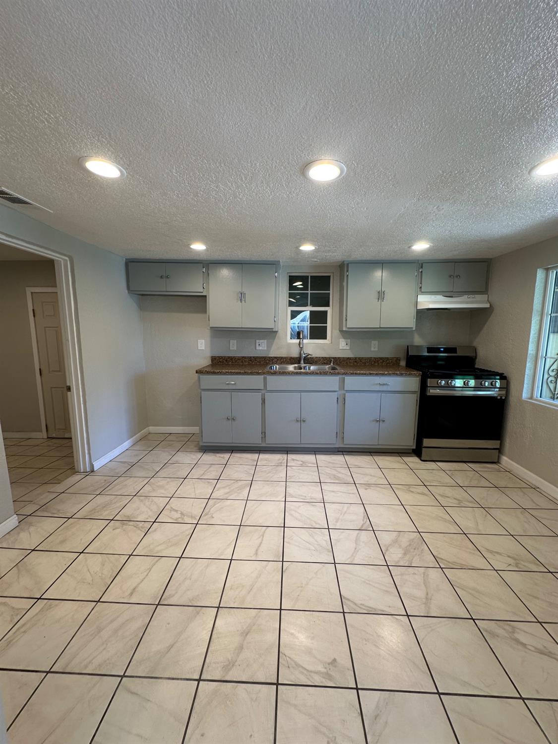 1826 Seattle St, Modesto, CA 95358