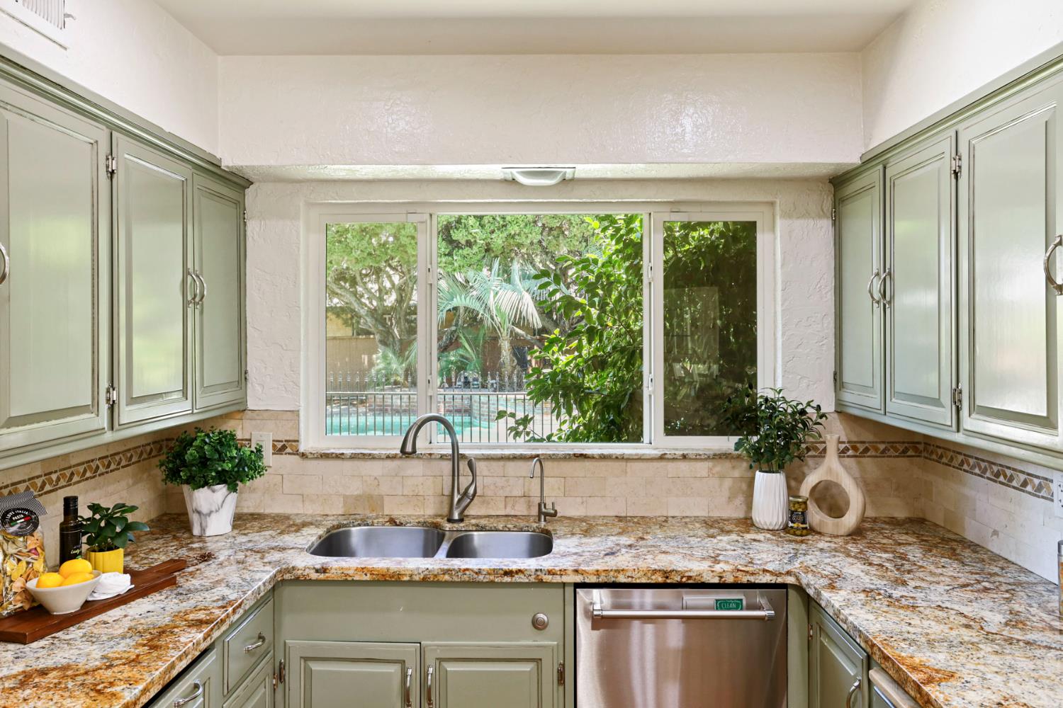 1330 Magnolia Ave, Modesto, CA 95350