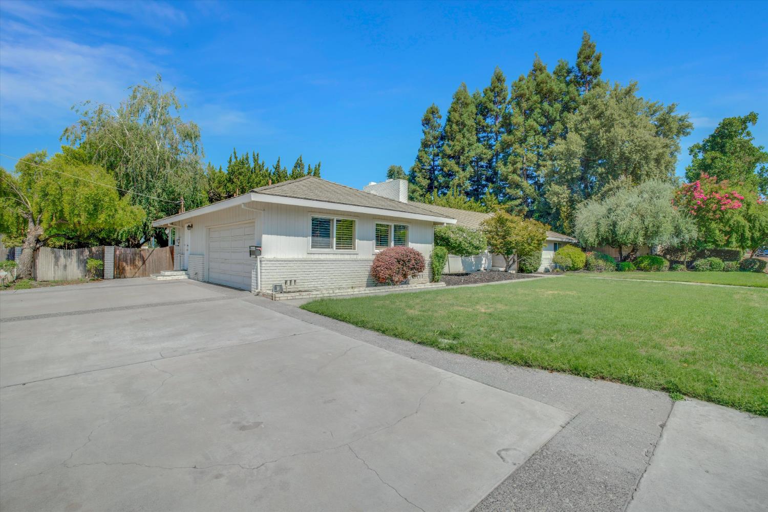 7025 Hillcrest Dr, Modesto, CA 95356