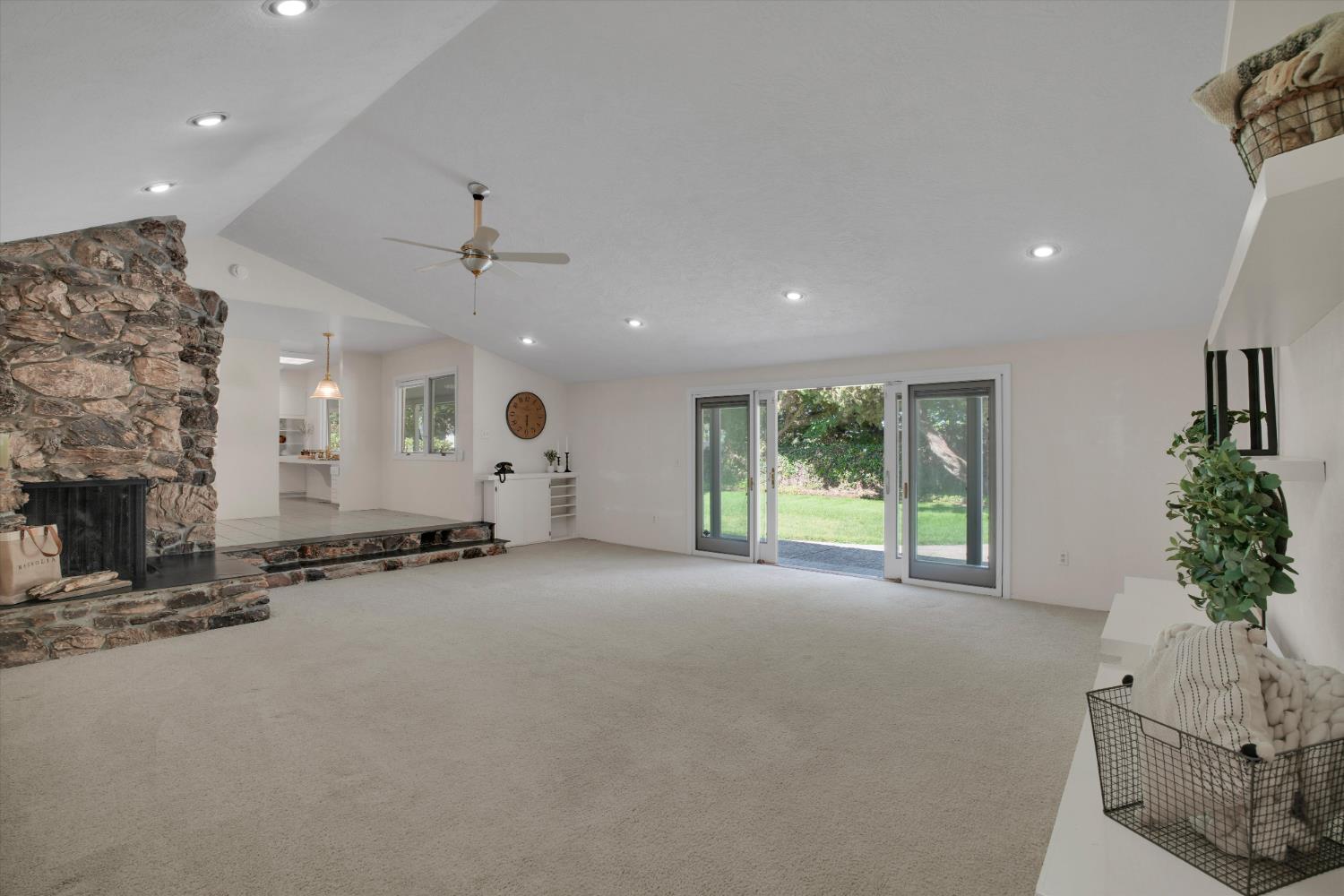 7025 Hillcrest Dr, Modesto, CA 95356