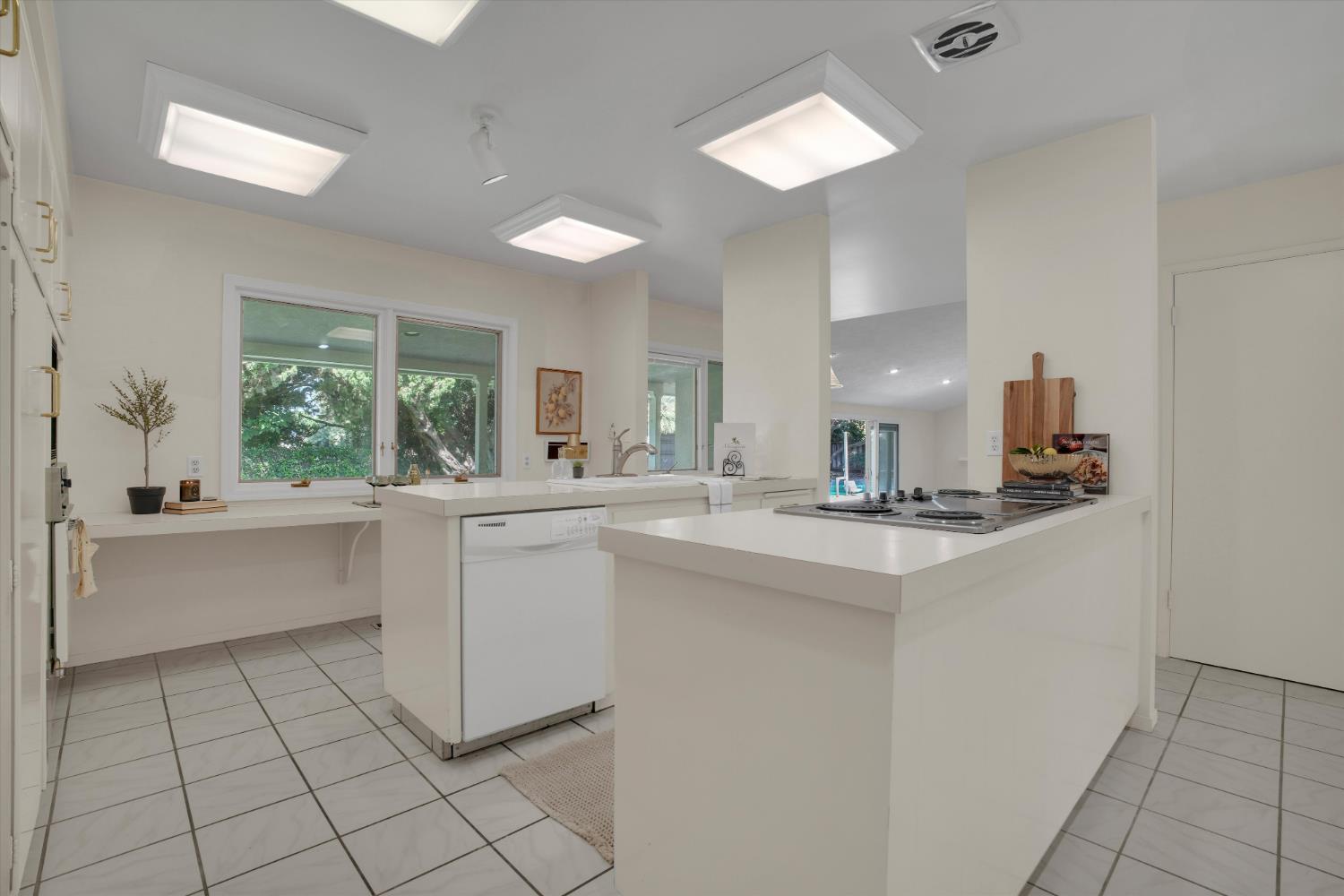 7025 Hillcrest Dr, Modesto, CA 95356