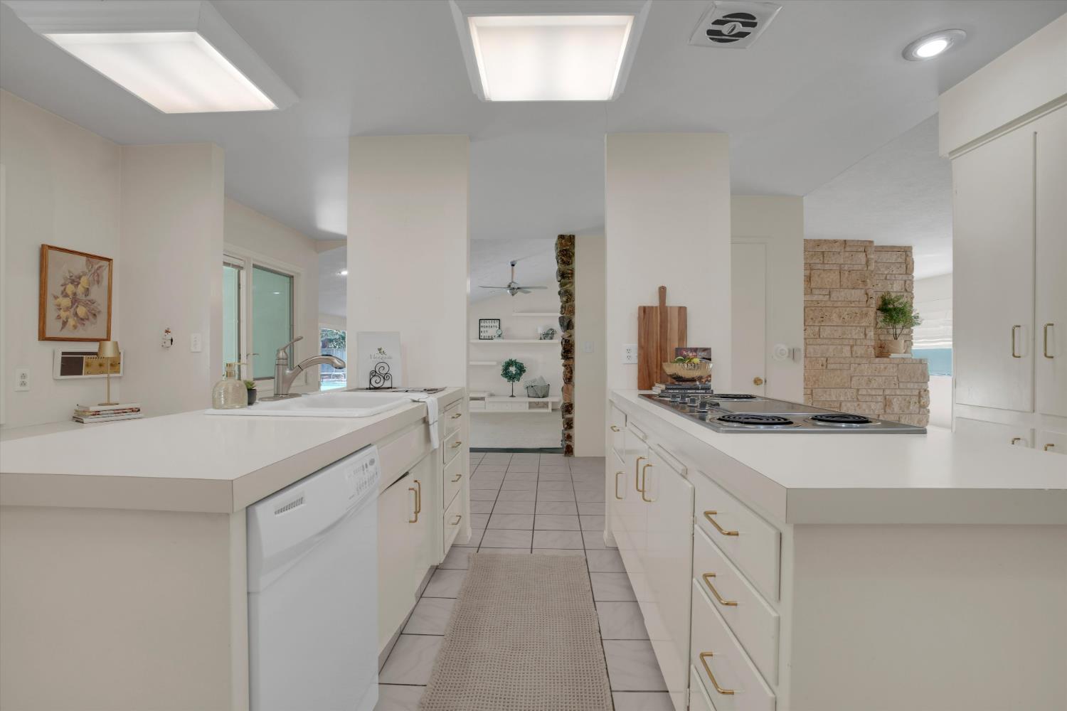 7025 Hillcrest Dr, Modesto, CA 95356