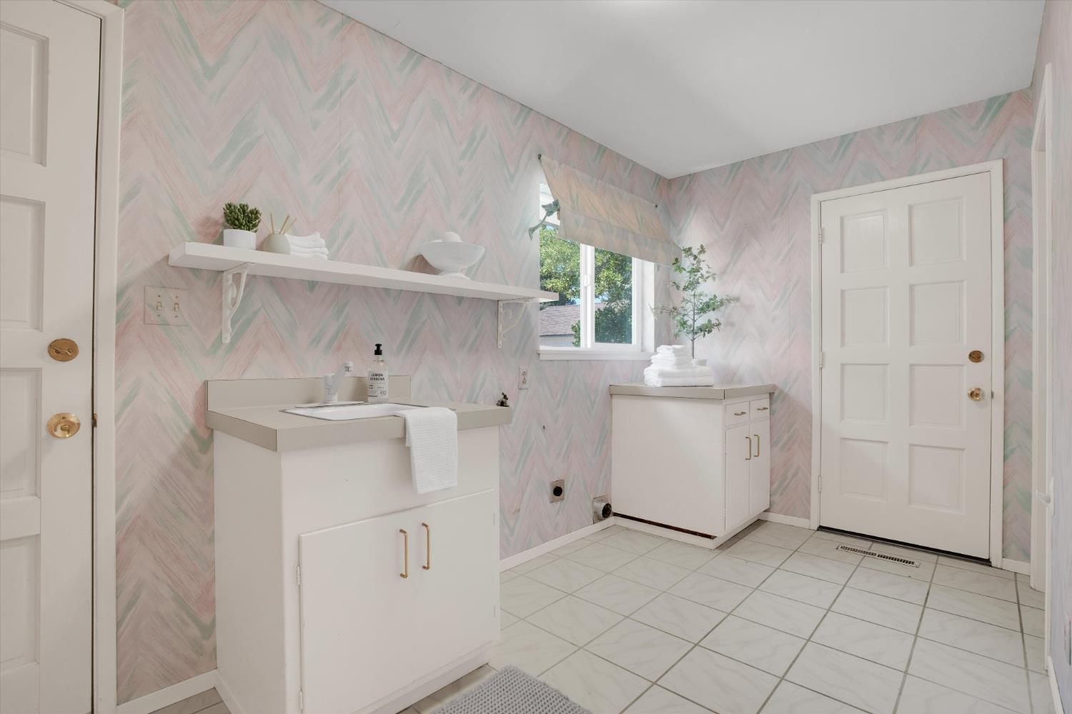 7025 Hillcrest Dr, Modesto, CA 95356