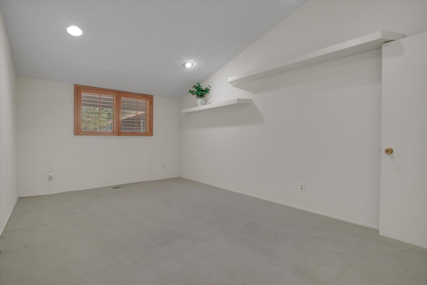 7025 Hillcrest Dr, Modesto, CA 95356