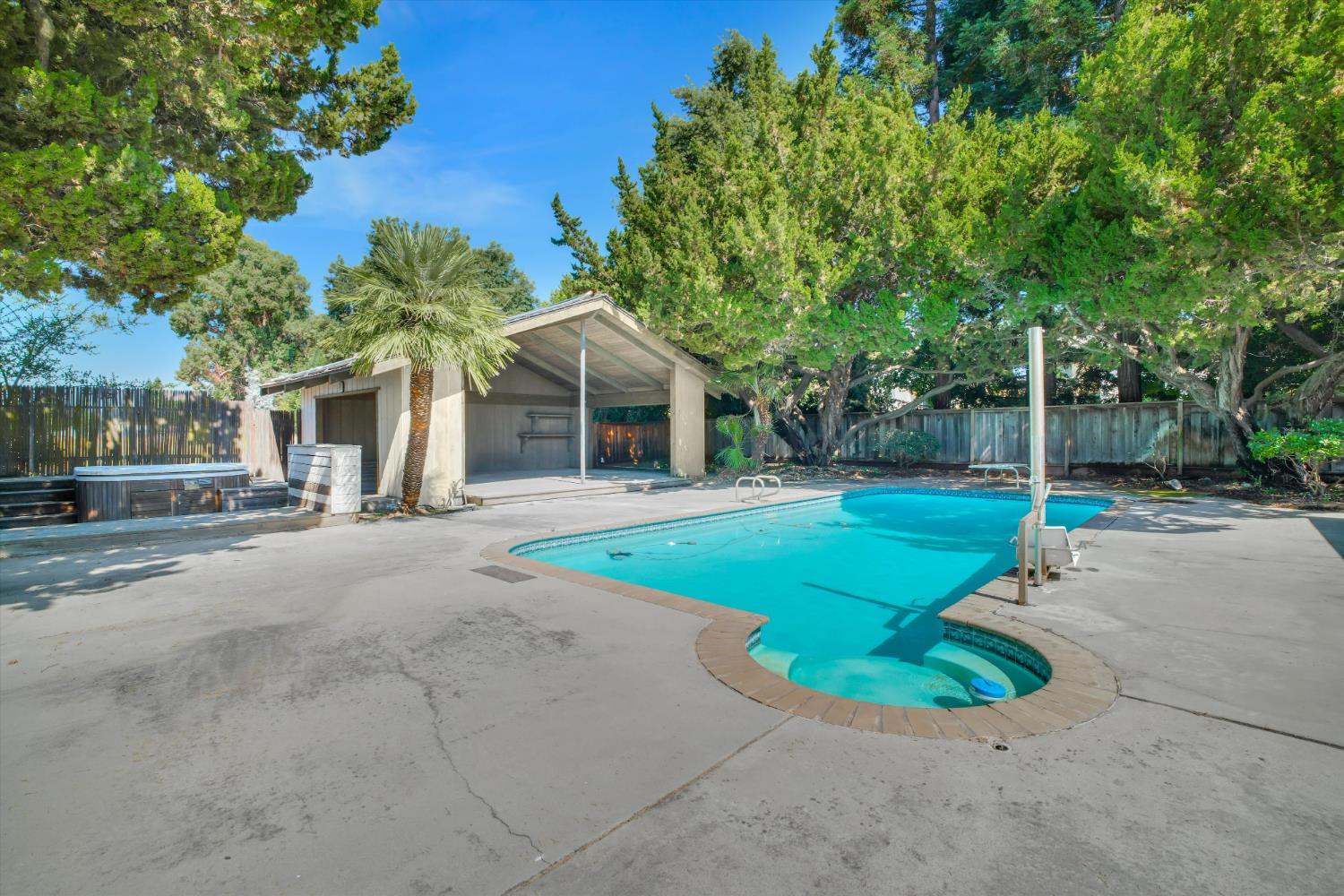 7025 Hillcrest Dr, Modesto, CA 95356