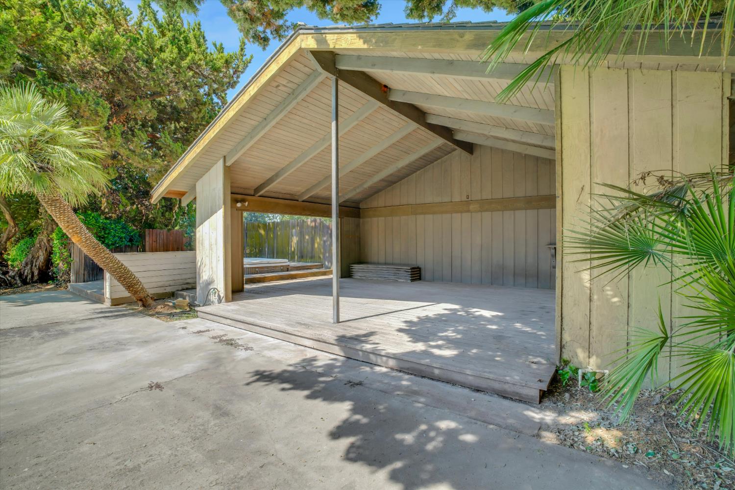 7025 Hillcrest Dr, Modesto, CA 95356