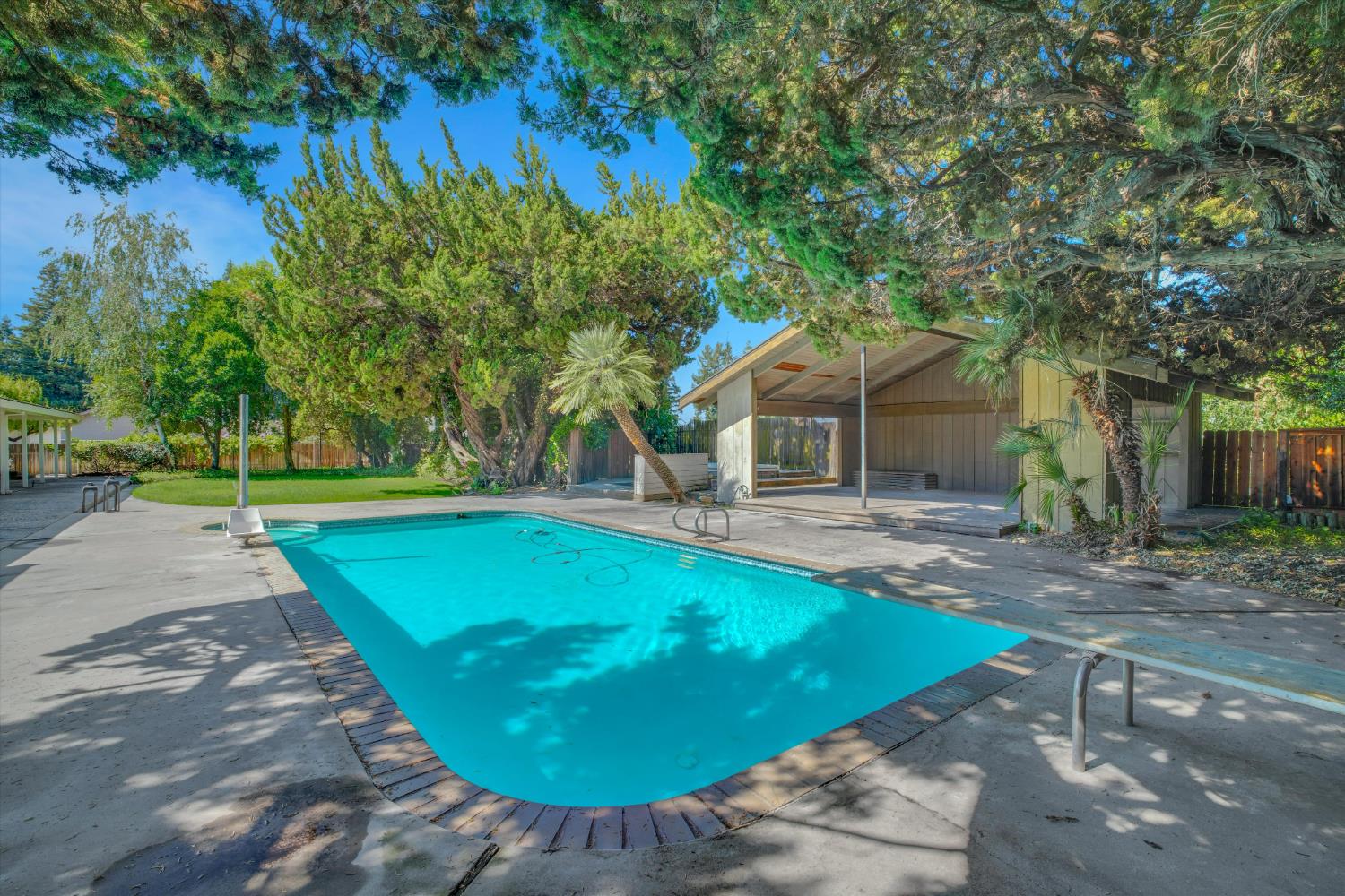 7025 Hillcrest Dr, Modesto, CA 95356