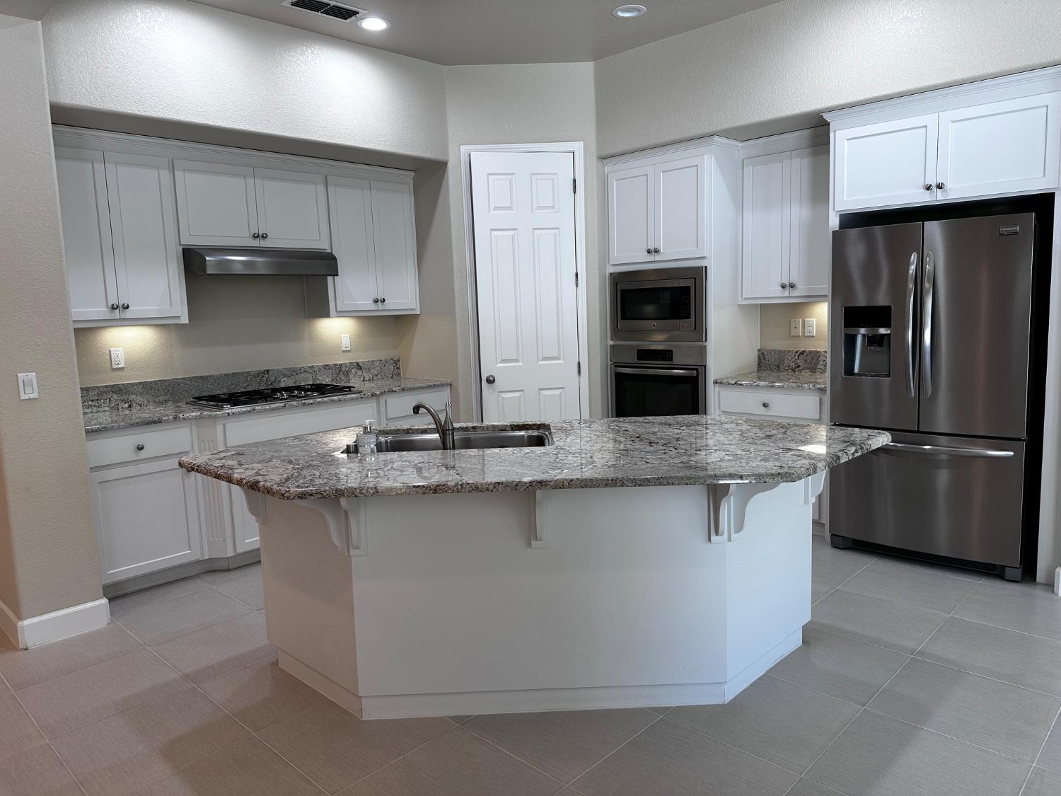 2253 Maple Hollow Ln, Manteca, CA 95336