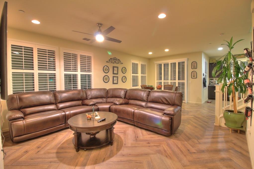 2204 Gallery Dr, Riverbank, CA 95367