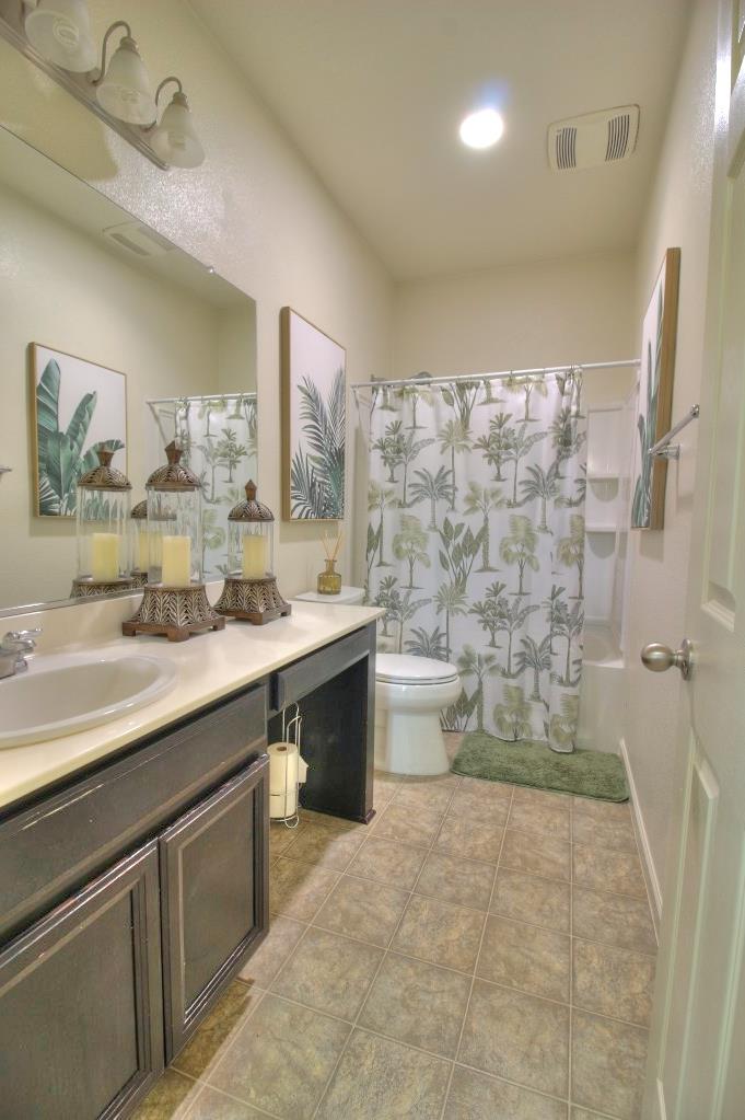 2204 Gallery Dr, Riverbank, CA 95367