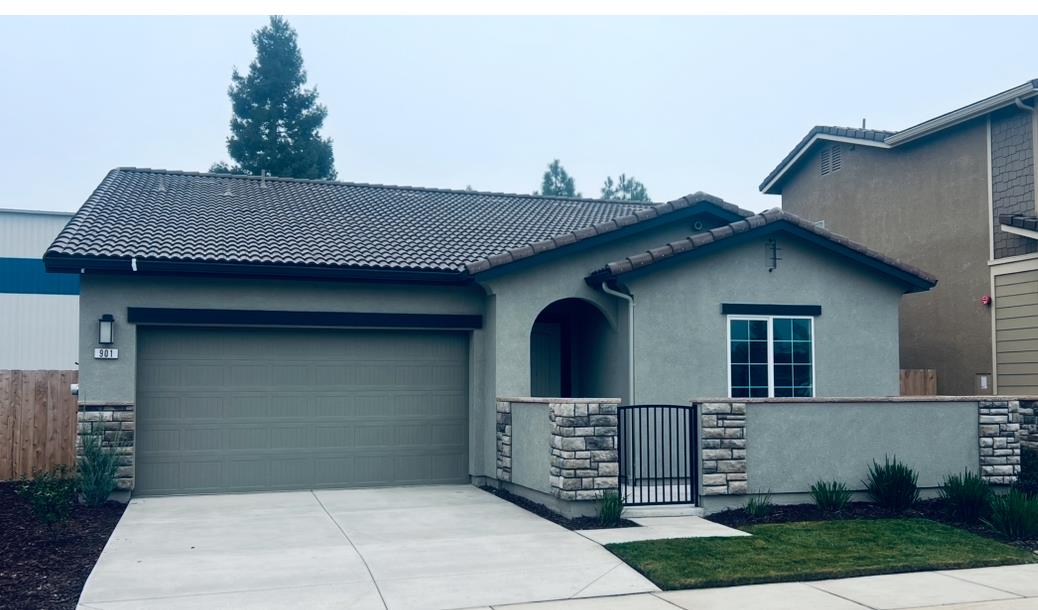 901 Meadowlands Dr, Oakdale, CA 95361