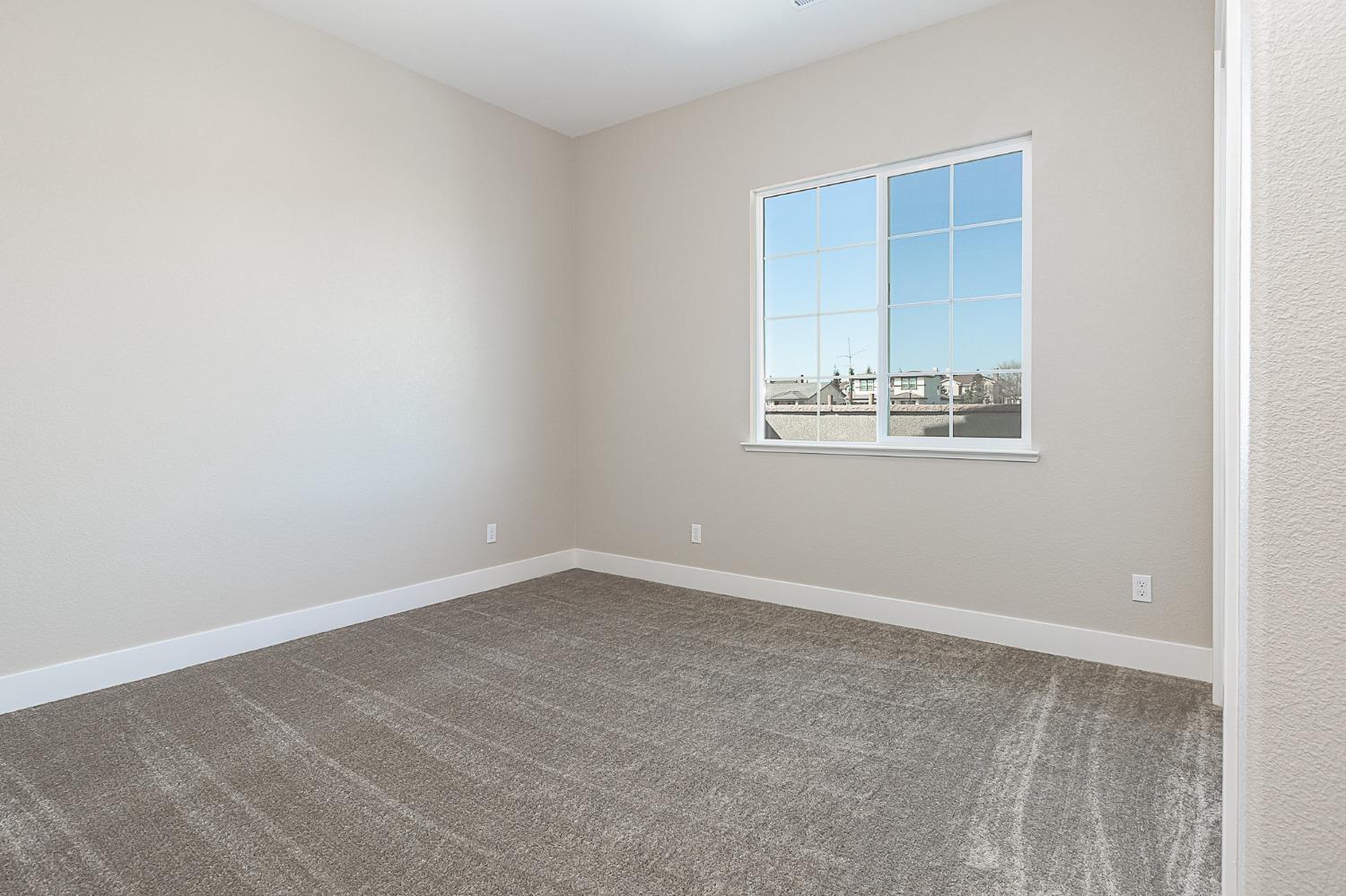 901 Meadowlands Dr, Oakdale, CA 95361