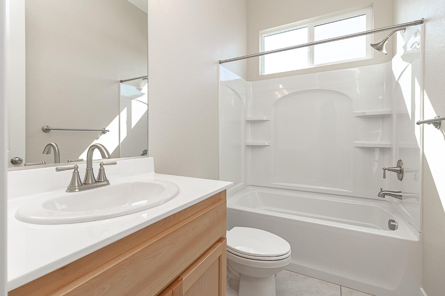 901 Meadowlands Dr, Oakdale, CA 95361