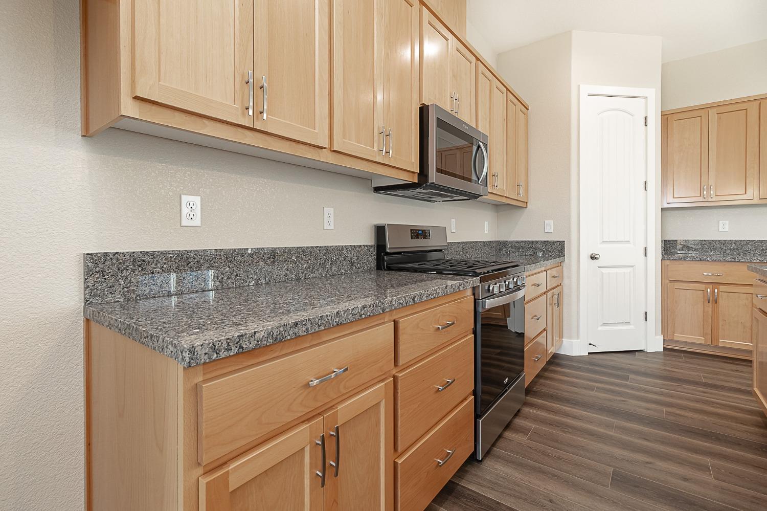 901 Meadowlands Dr, Oakdale, CA 95361