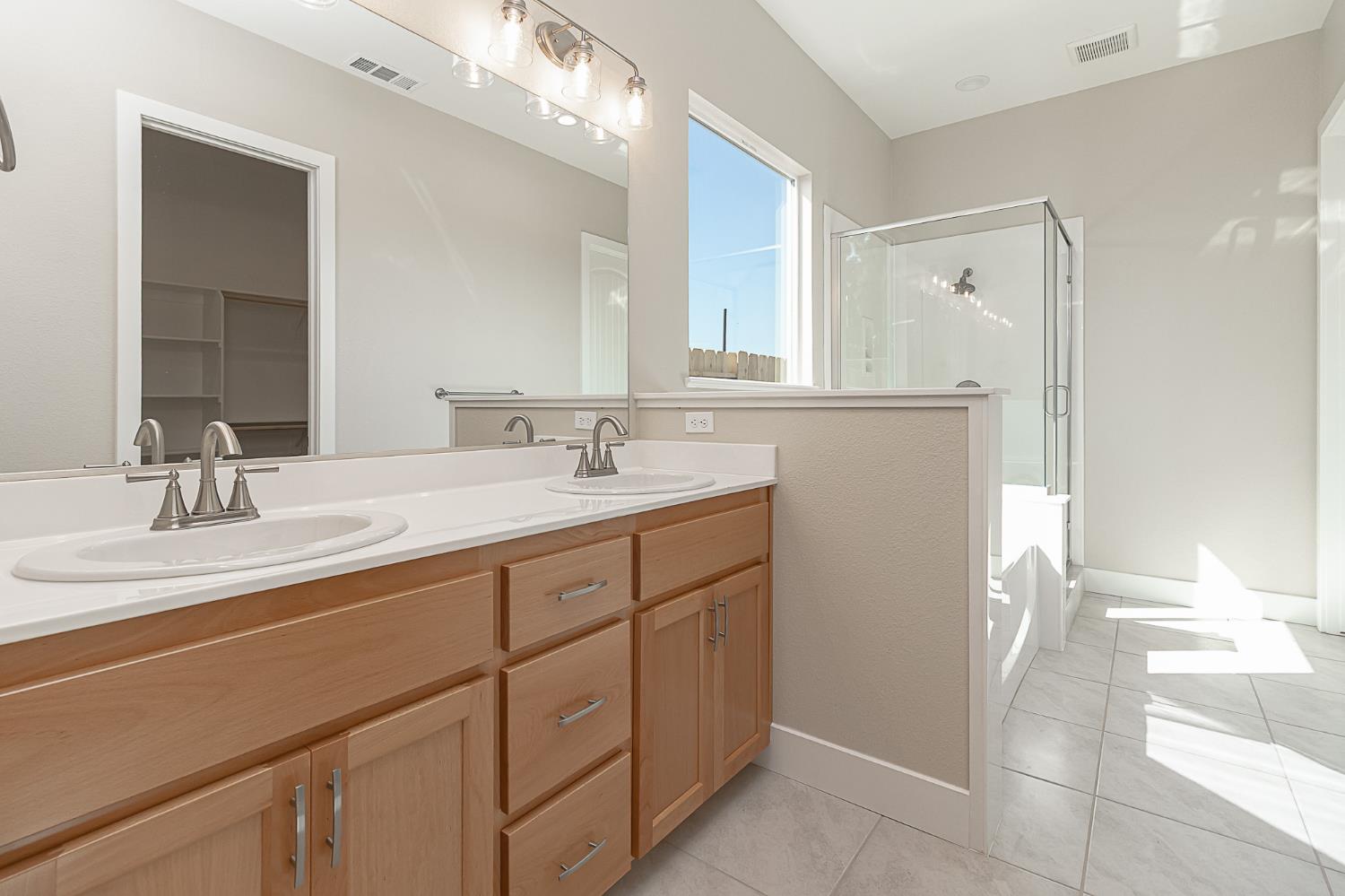 901 Meadowlands Dr, Oakdale, CA 95361