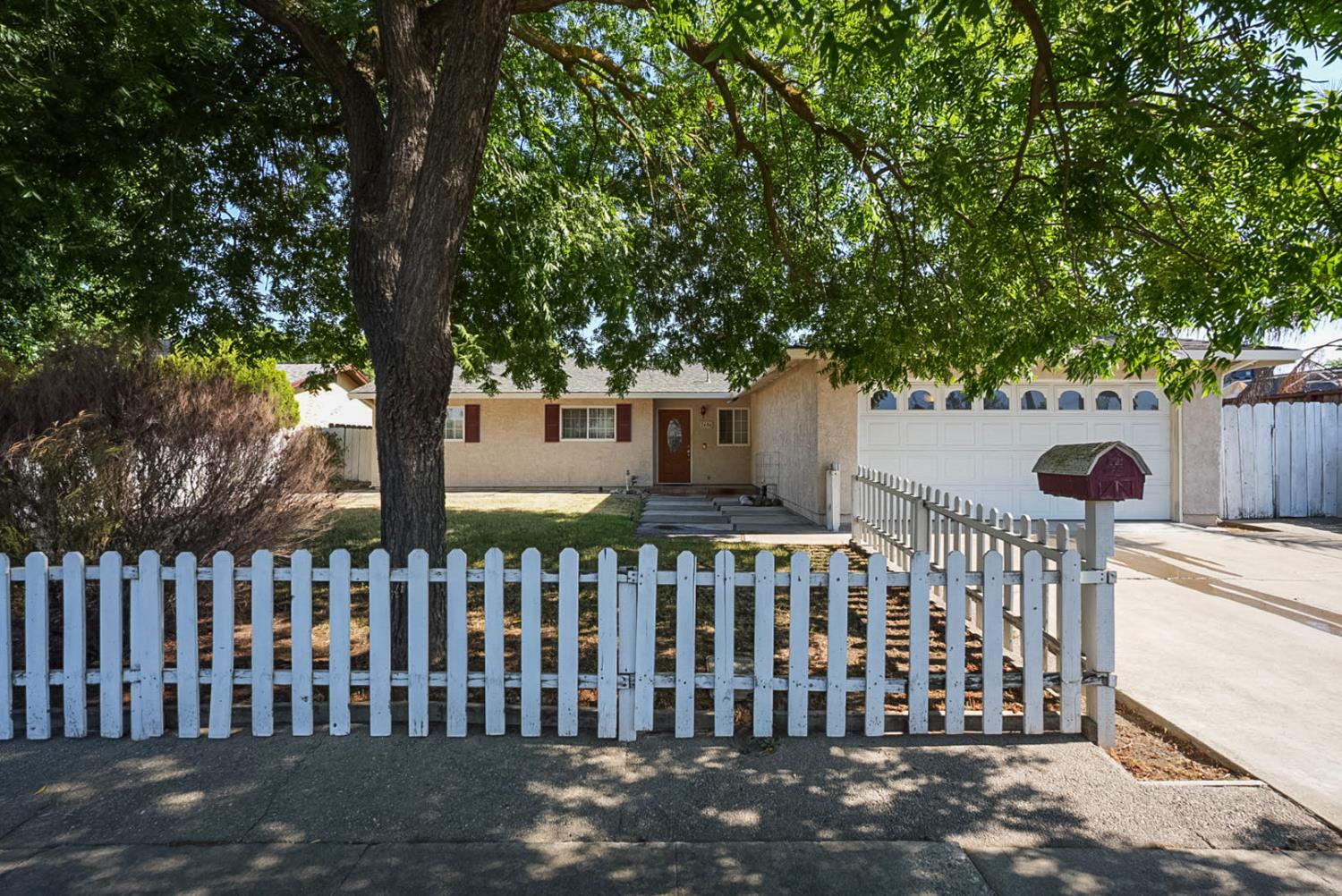 2404 Edmunds Ave, Modesto, CA 95350