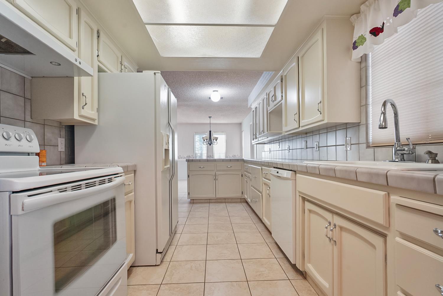 2404 Edmunds Ave, Modesto, CA 95350