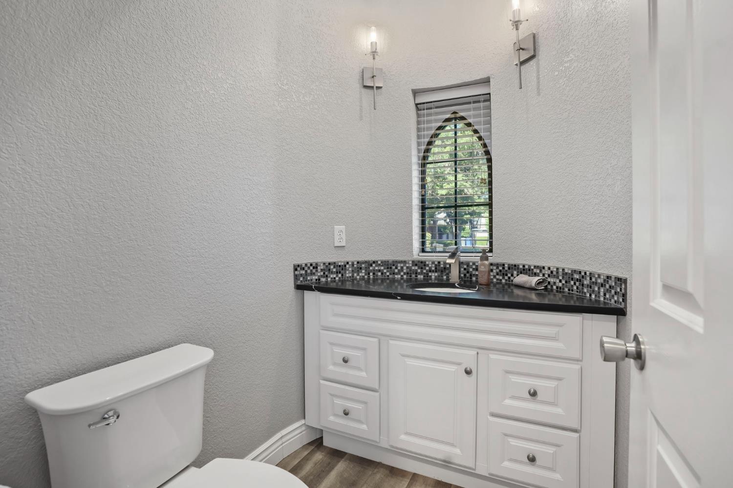 2200 Arnhem Pl, Modesto, CA 95356