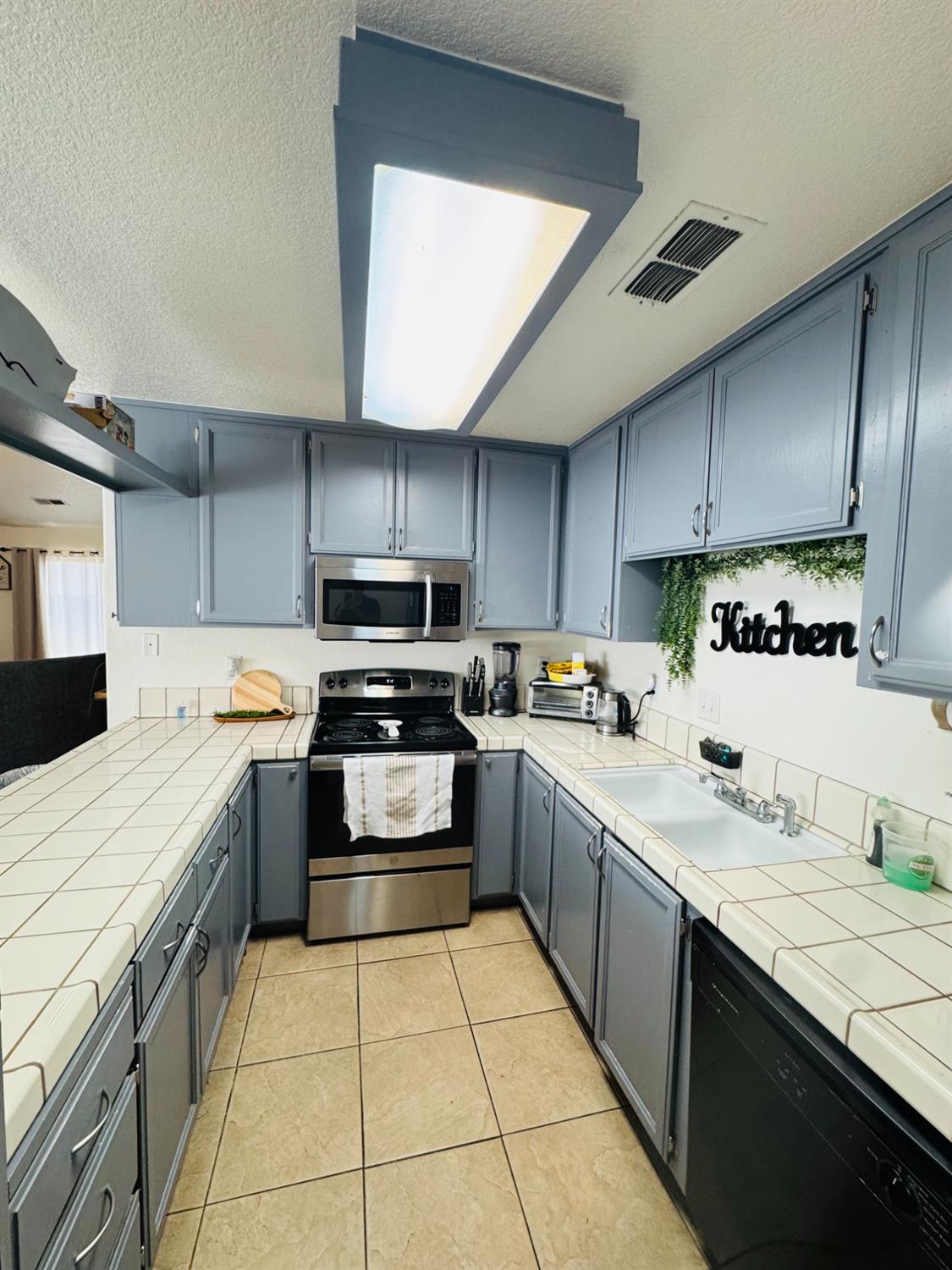 900 W Canal Dr #100, Turlock, CA 95380