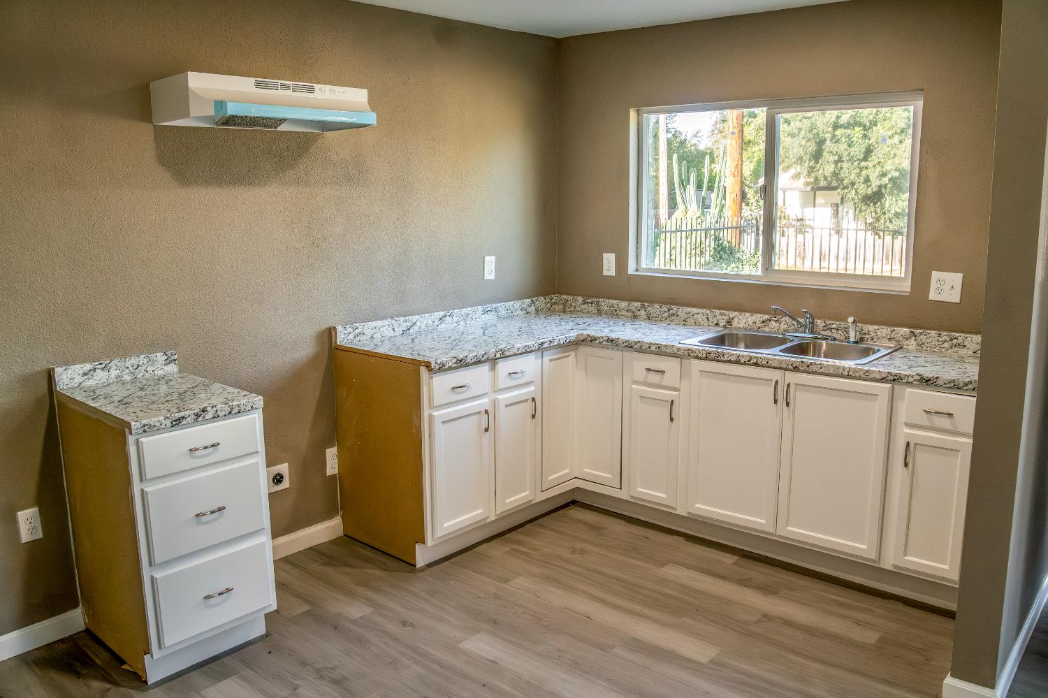 1415 Avondale Ave, Modesto, CA 95358