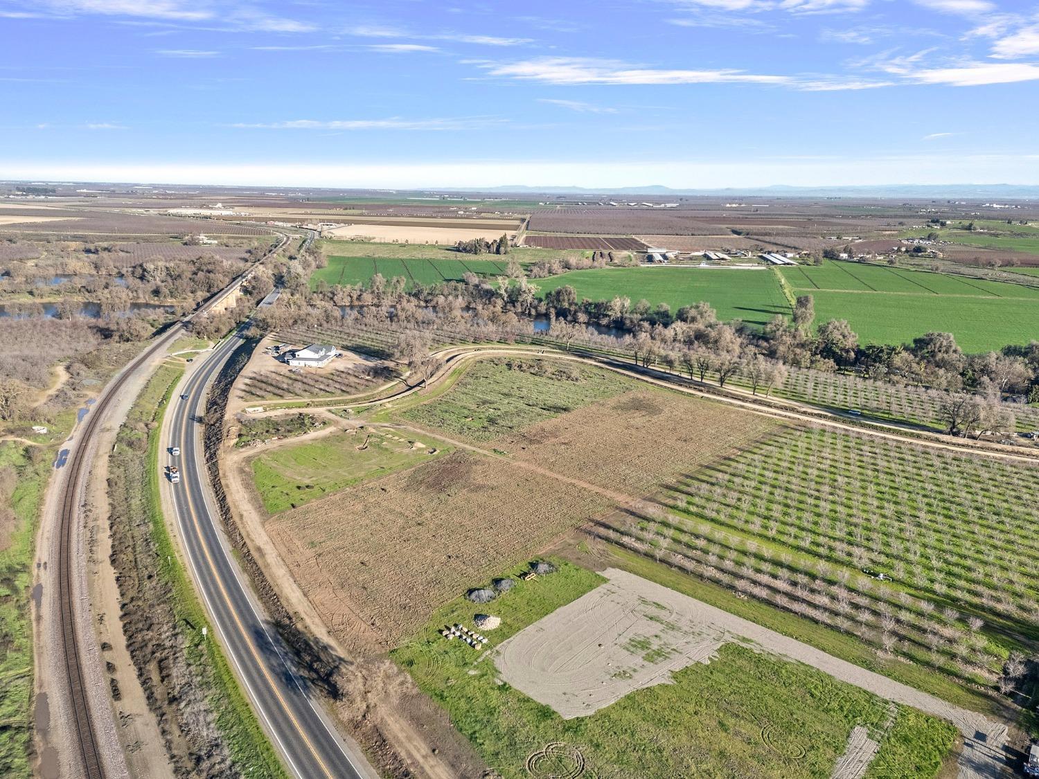 2 Santa Fe Dr, Cressey, CA 95312