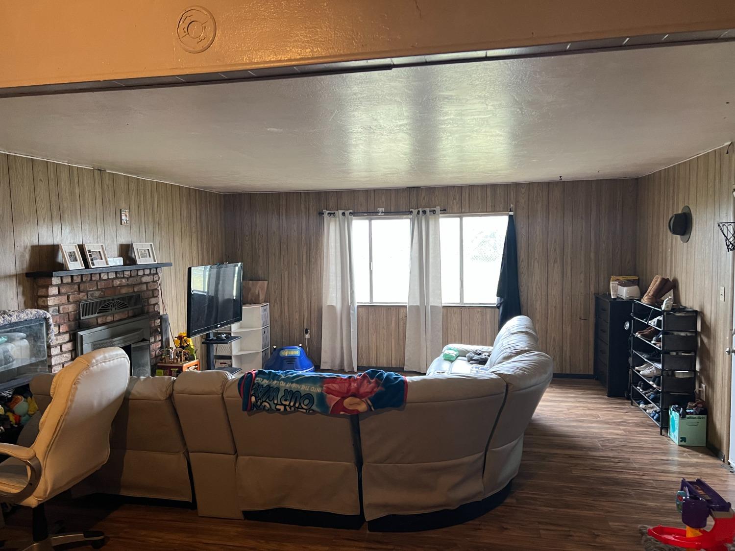 15238 Sunset Dr, Livingston, CA 95334