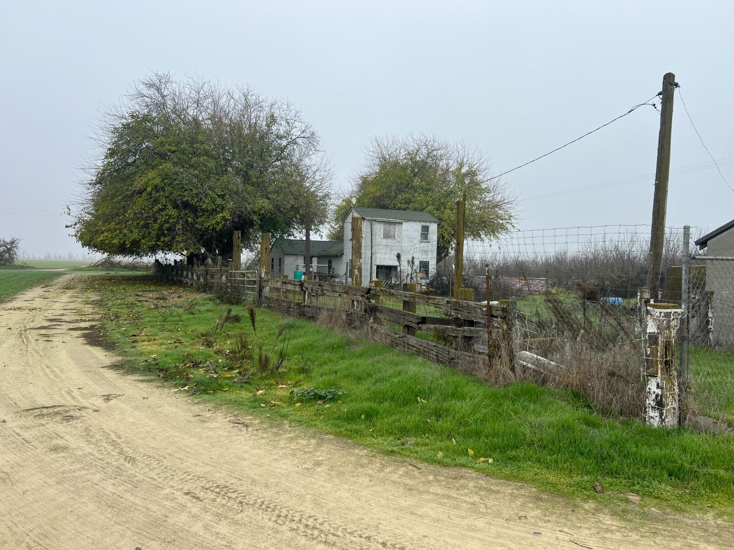 15238 Sunset Dr, Livingston, CA 95334