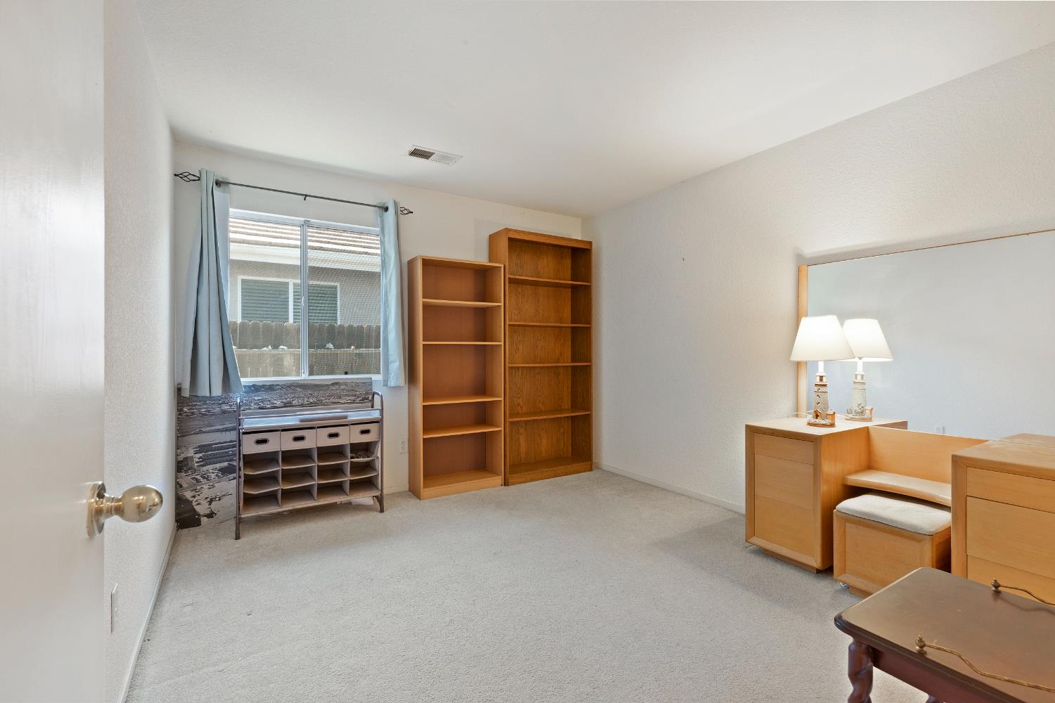 1127 Kestrel Dr, Patterson, CA 95363