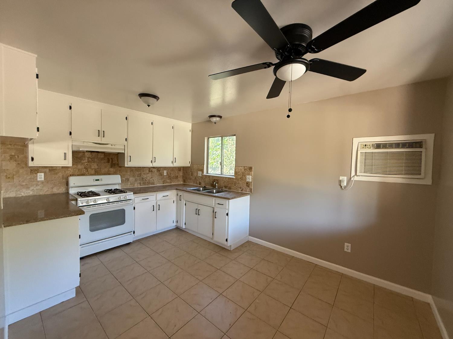 1010 Roselawn Ave, Modesto, CA 95351