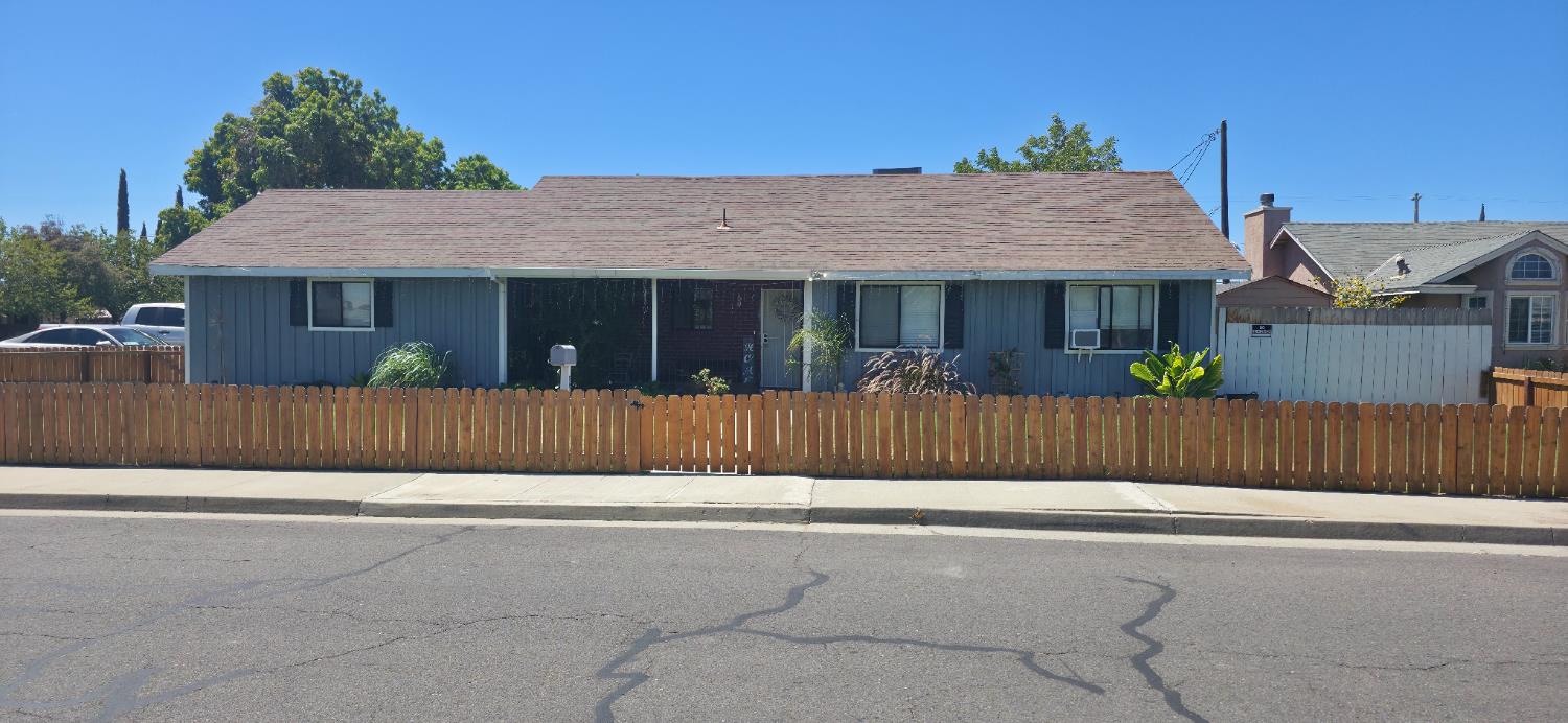 861 E St, Los Banos, CA 93635