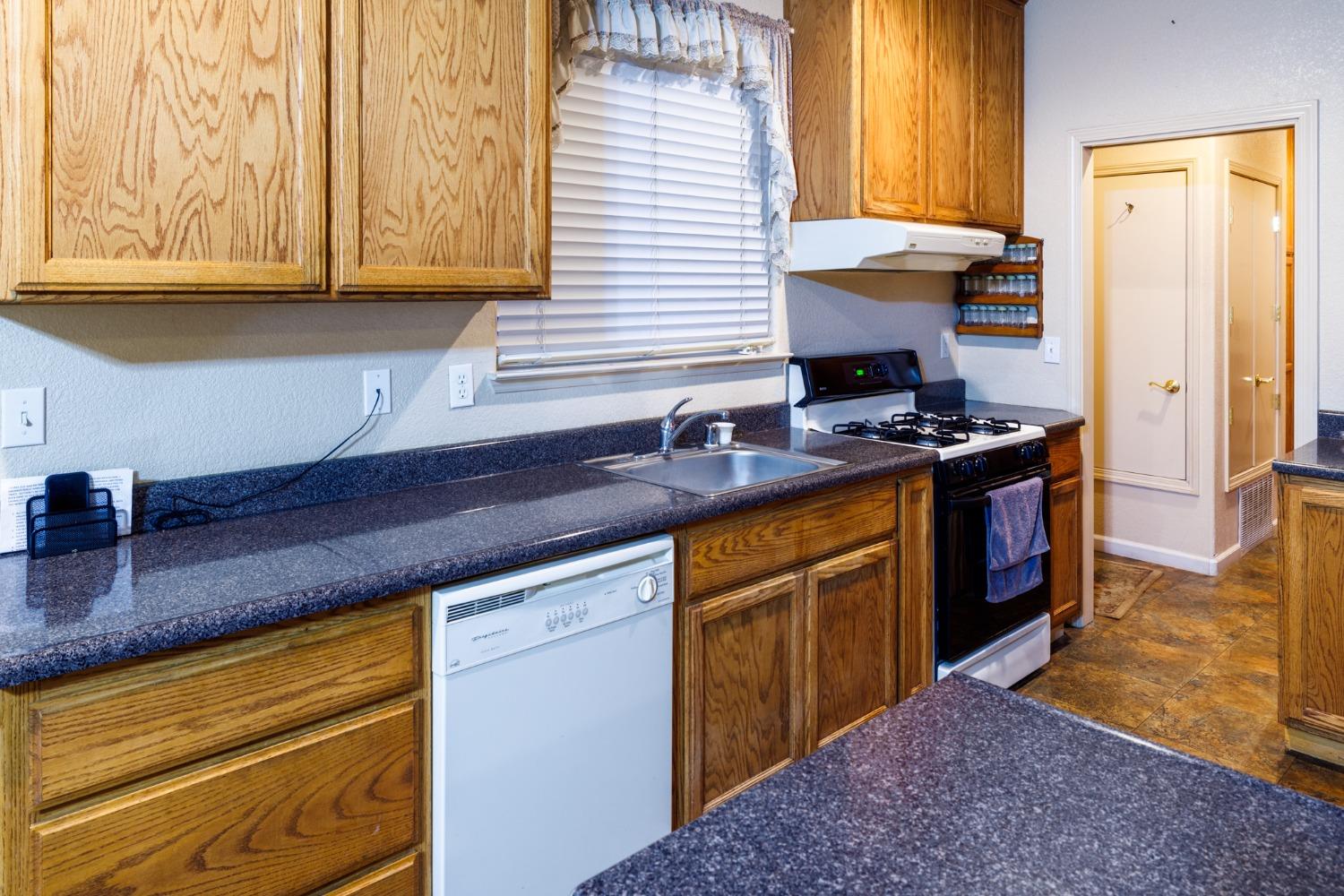 9906 Jackson Rd, Oakdale, CA 95361