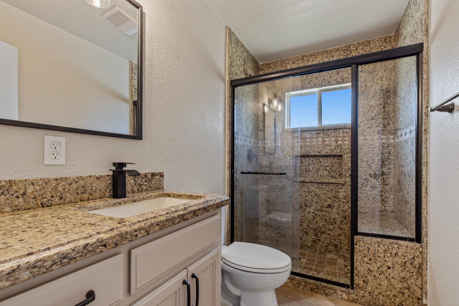 1320 Aurora St, Modesto, CA 95351