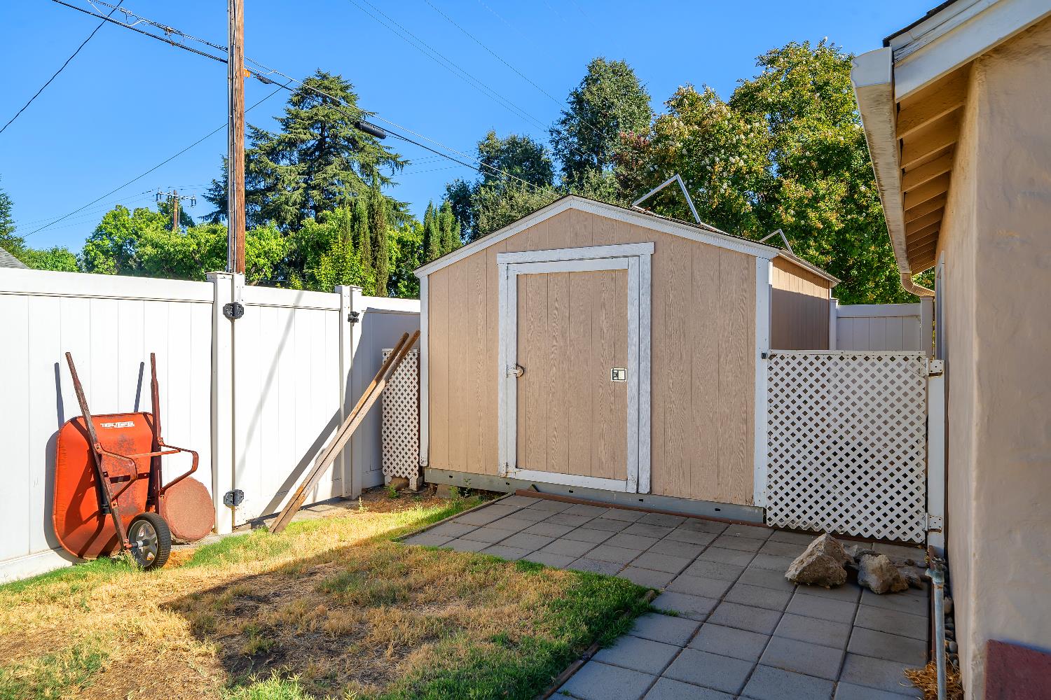 905 Roble Ave, Modesto, CA 95354