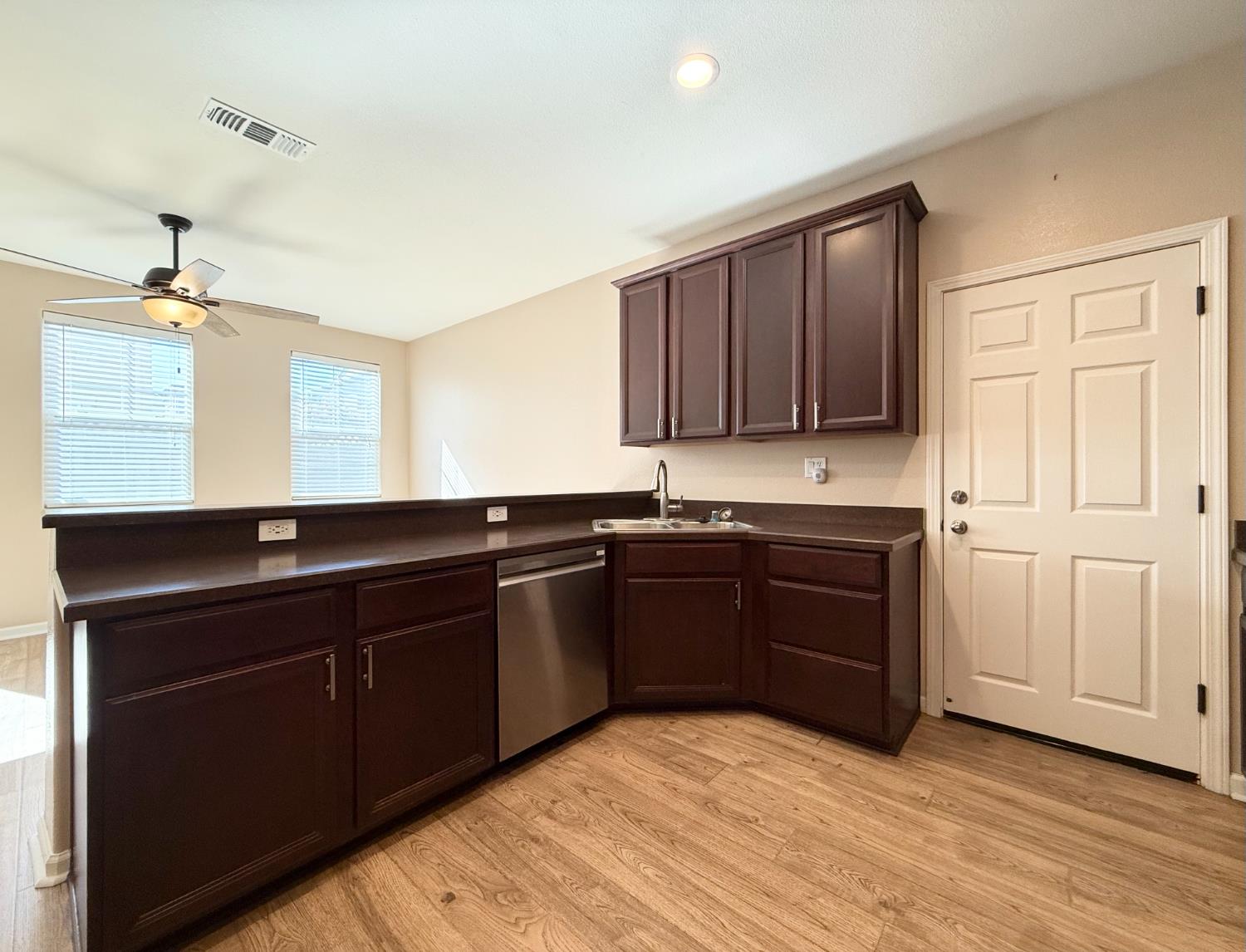 918 Castellona Dr, Newman, CA 95360