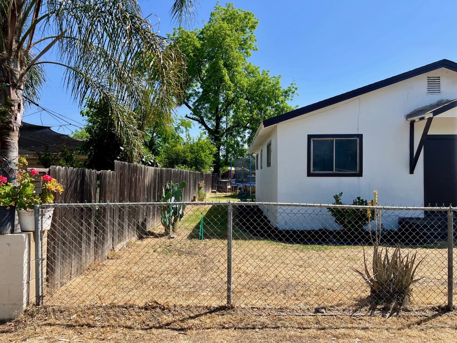 809 S B, Madera, CA 93638