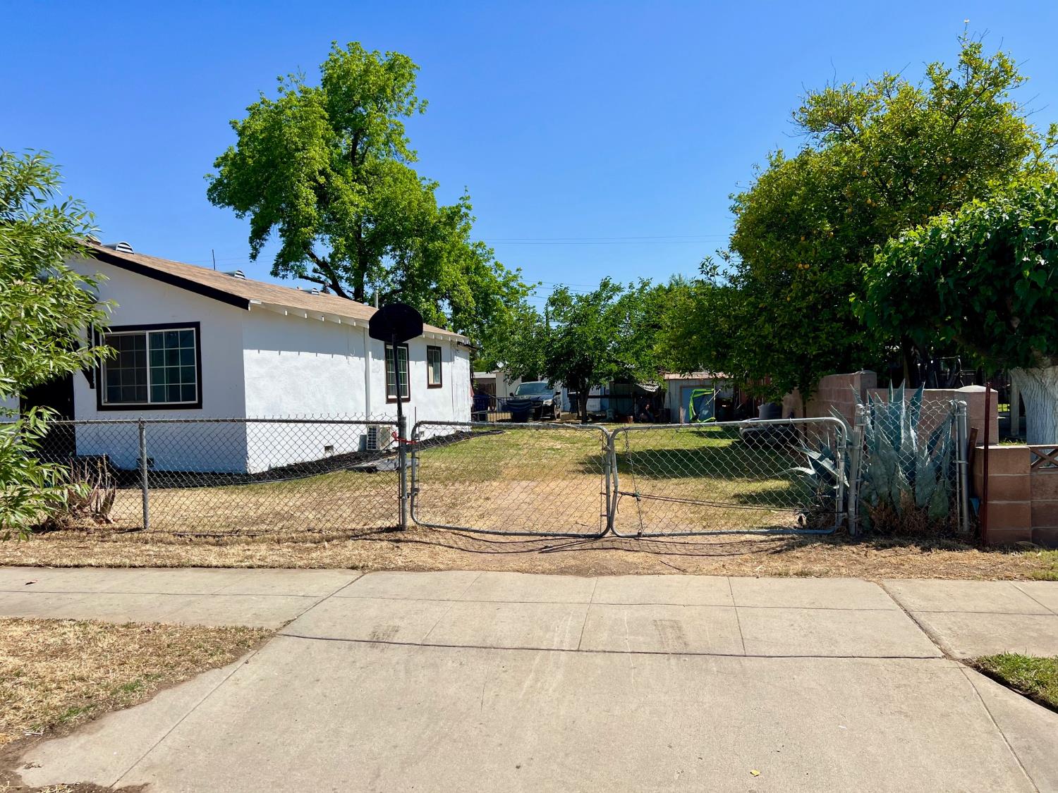 809 S B, Madera, CA 93638