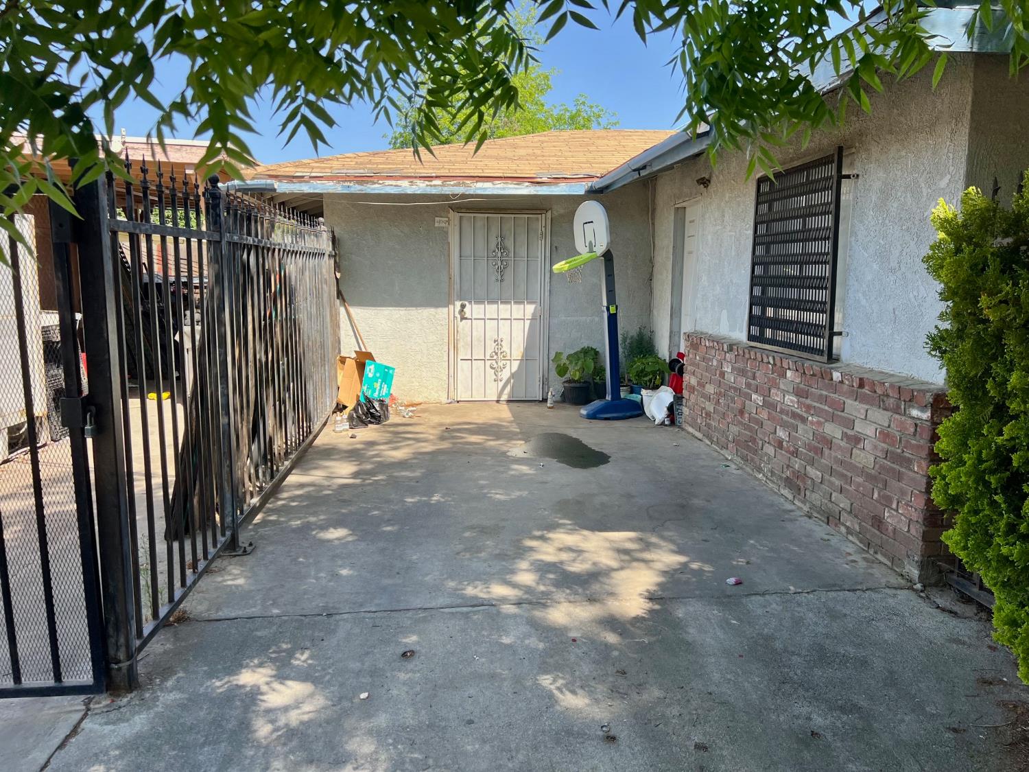 409 E 12th St, Madera, CA 93638