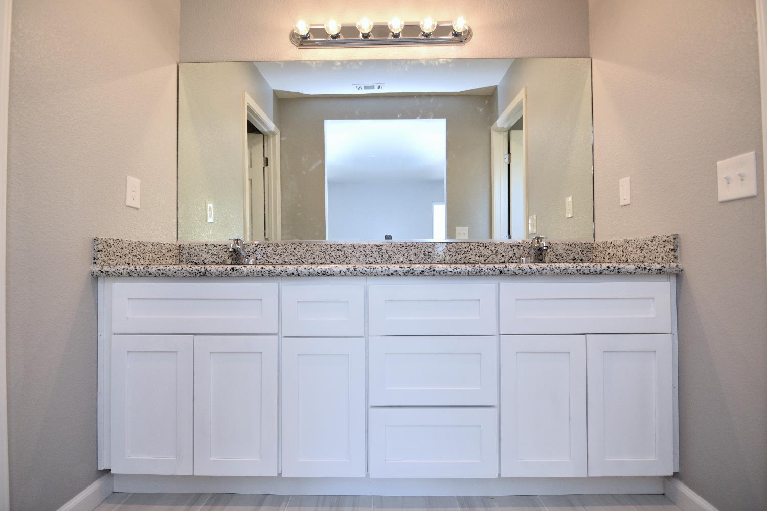 570 Jason Dr, Turlock, CA 95380