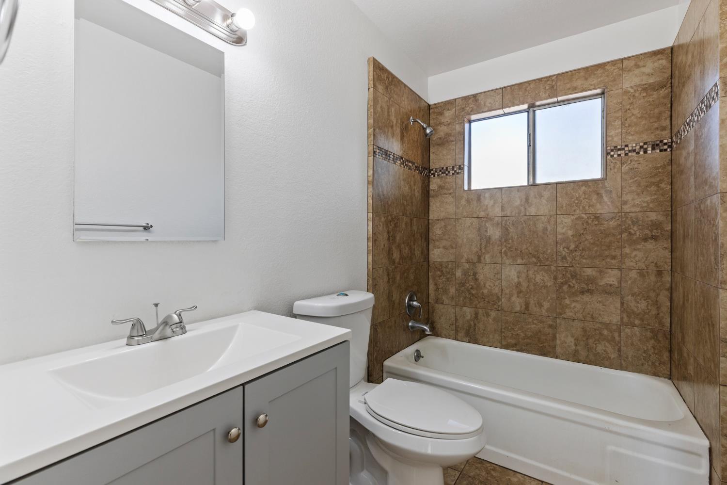 1601 W J St, Oakdale, CA 95361