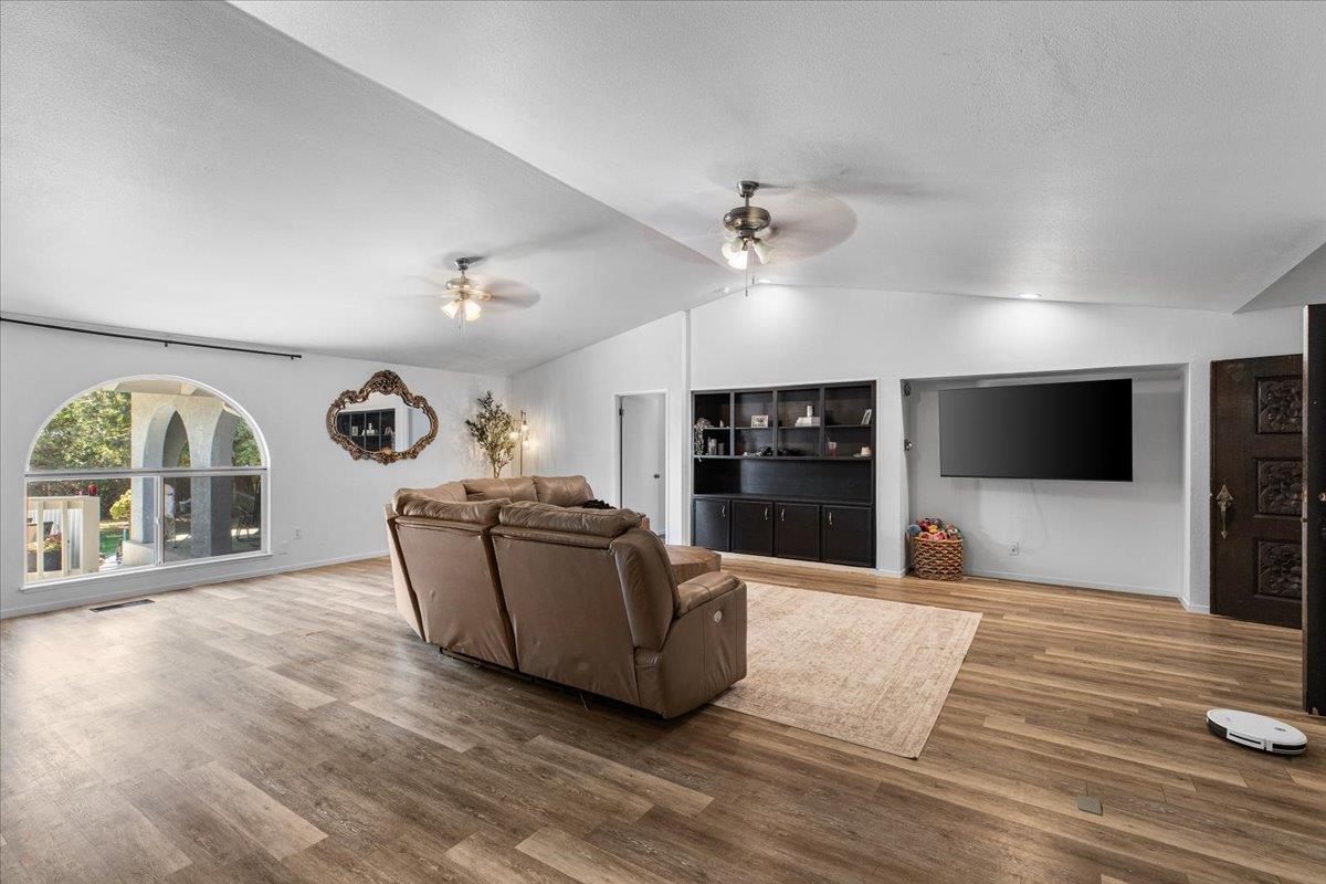 25832 Magnolia Rd, Escalon, CA 95320