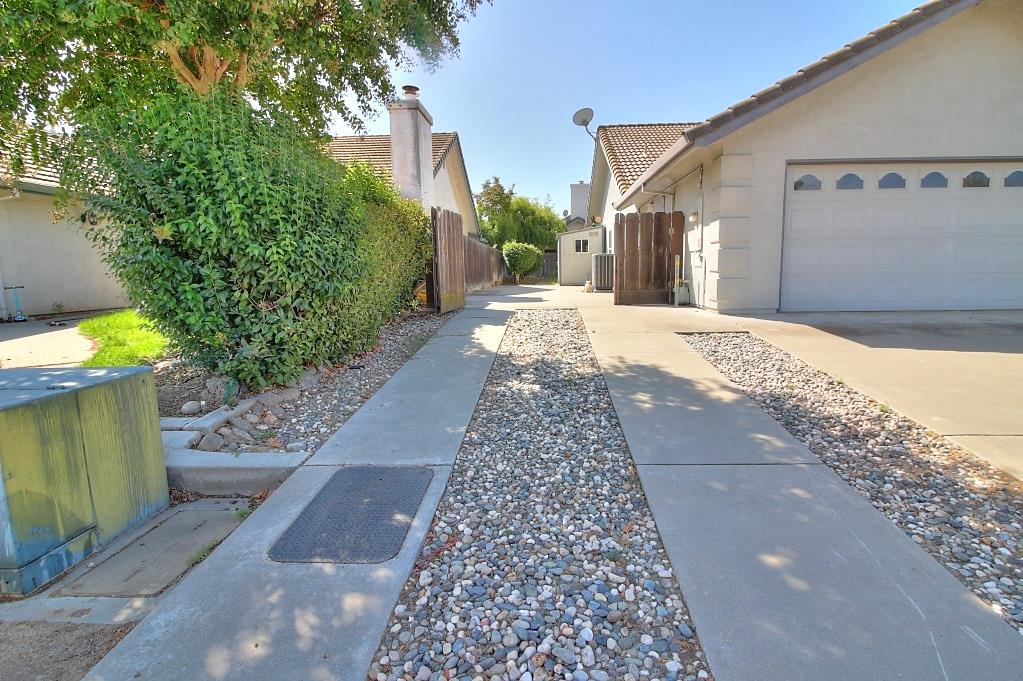 1526 Brookside Dr, Manteca, CA 95336